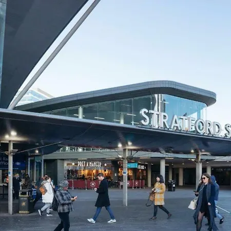 Cozy Apartment In Stratford From 18 Minutes To Central London Exterior photo